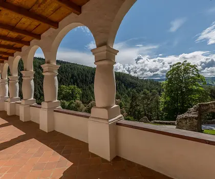 Objektivem Václava Švába - Arkádová chodba